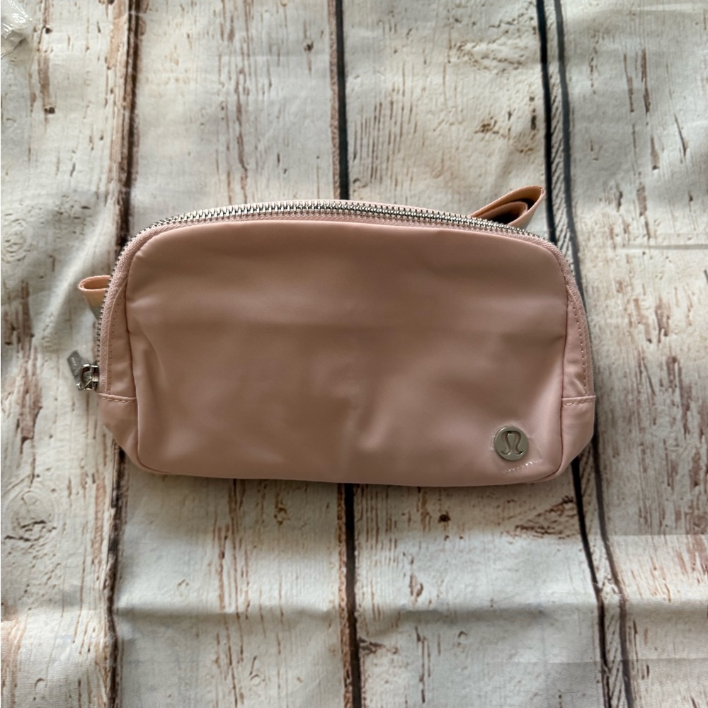 Lululemon Everywhere Belt Bag 1L Pink Mist/Silver/White Opal
